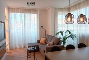 Cortinas a medida en un piso de alquiler con estilo decorativo nórdico y textiles de lino de cortinas Madegar