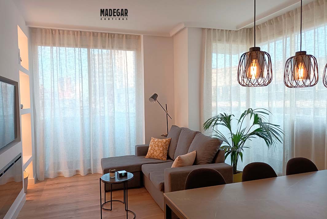 Cortinas a medida en un piso de alquiler con estilo decorativo nórdico y textiles de lino de cortinas Madegar