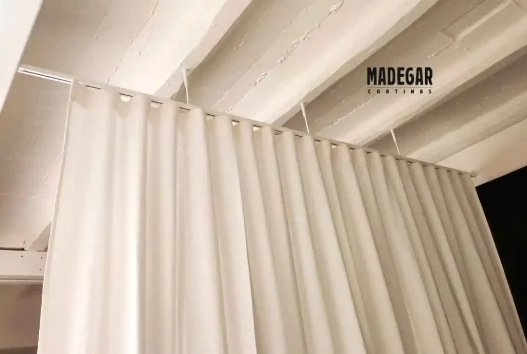 Instalación personalizada con tirantes a medida de Cortinas Madegar para cortinas en techos de bovedilla catalana, muy utiles para separar espacios en lofts o espacios abiertos en oficinas y ares de coworking