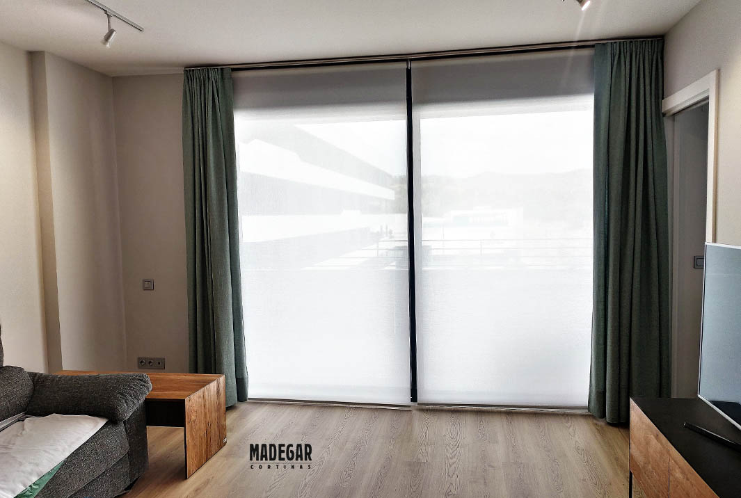 Estores enrollables en un salón modernos con cortinas laterales que se pueden cerrar, una solución en cortinas a medida de Madegar