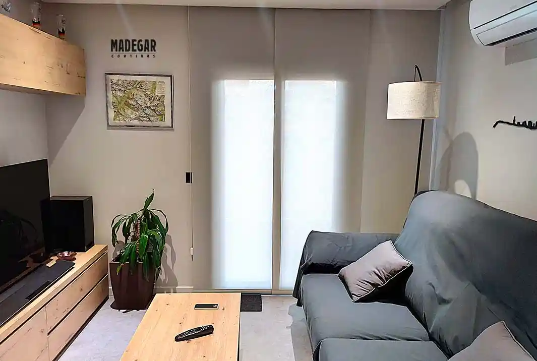 Paneles japoneses en espacios pequeños instalados por Madegar Cortinas en un salón de estilo nórdico en Barcelona.