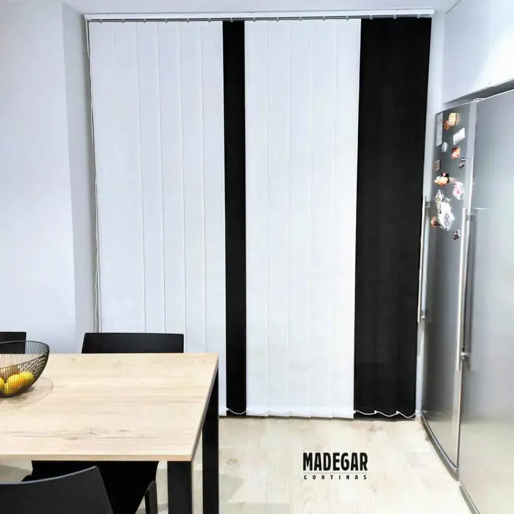Confección a medida de Cortinas Madegar para cocina en Barcelona usando cortina vertical técnica de Screen con lamas orientables que alternan dos tonalidades decorativas