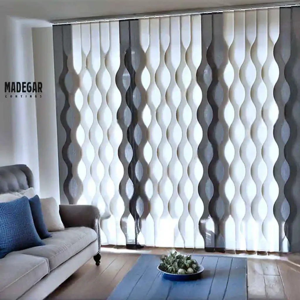 Diseño de vanguardia textil por Cortinas Madegar en el Maresme con lamas verticales onduladas de screen que cruzan luces y sombras difuminadas.