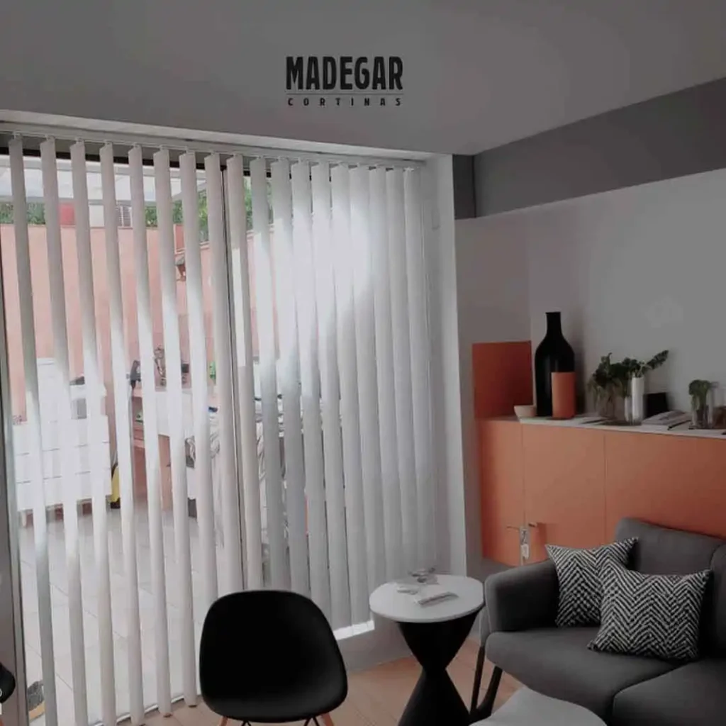 Gestión de luz natural en arquitectura diáfana por Cortinas Madegar en el Poblenou mediante lamas verticales técnicas de color blanco para potenciar la amplitud