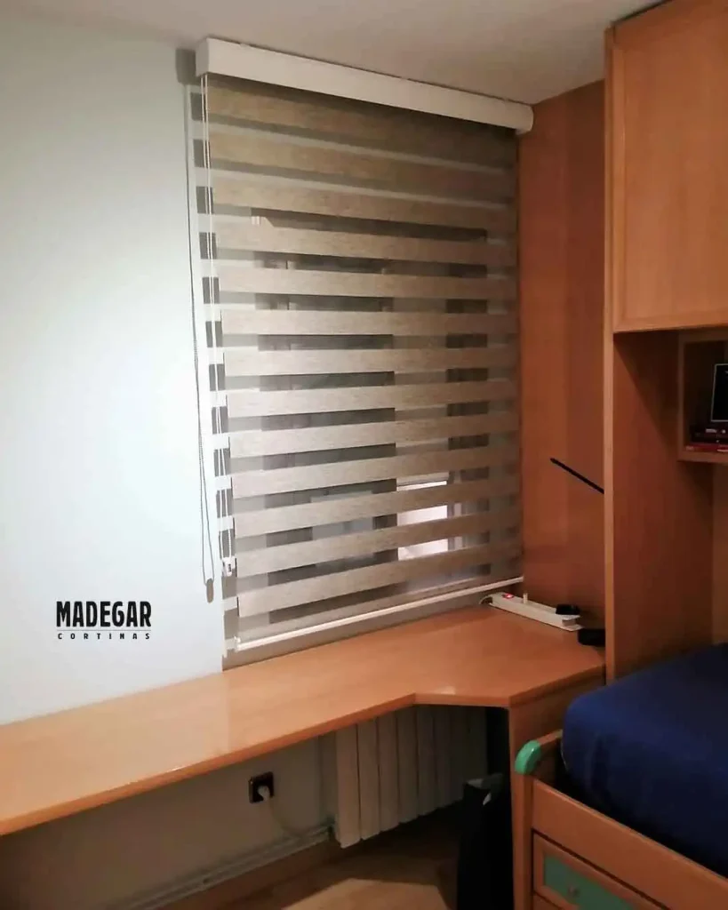 Estor enrollable Noche y Día en tonos tierra montado a medida por Madegar Cortinas en una vivienda de la Villa Olímpica.