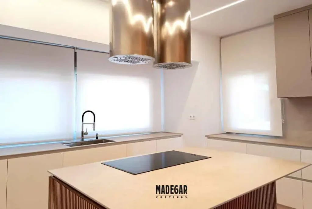 Lujo funcional en Teià: estores de screen blanco que resisten los vapores de la cocina, se limpian con un paño y mantienen intacto el diseño minimalista de este espacio de alto standing.