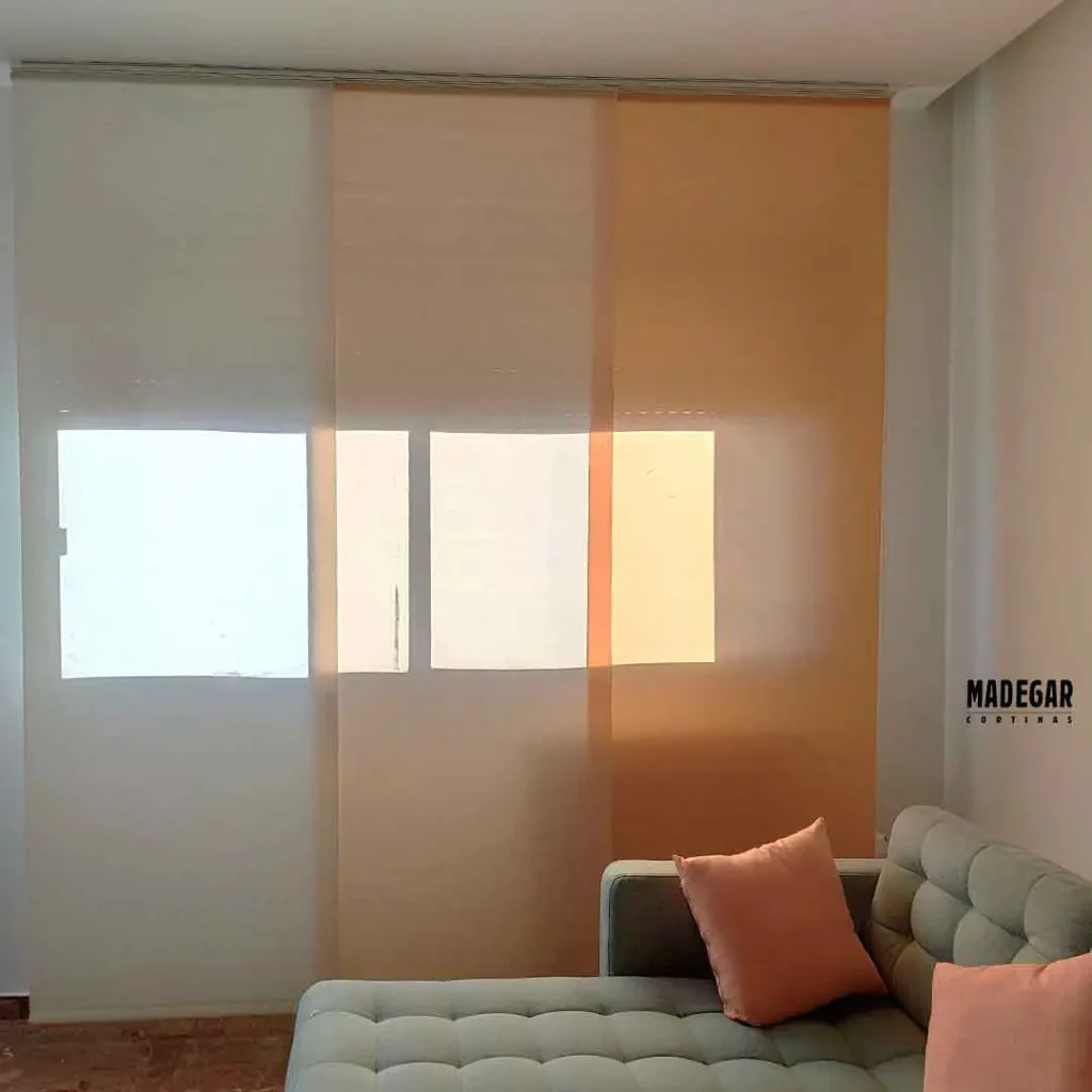 Sistema de paneles japoneses deslizantes con hojas independientes confeccionadas en tejidos técnicos de diferentes colores diseñado por Cortinas Madegar