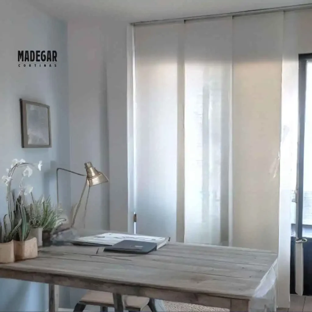 Paneles japoneses traslúcidos de screen al 1% instalados detrás de una mesa de despacho por Madegar Cortinas en un piso de Barcelona consiguiendo luz natural sin refeljos en la pantalla del ordenador.