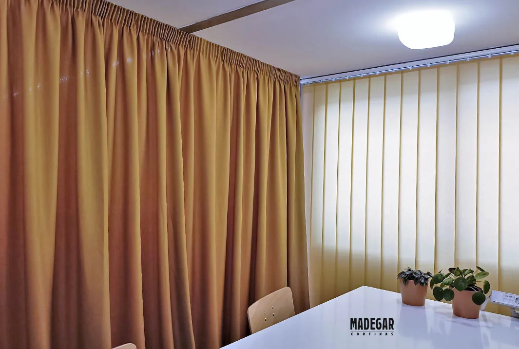 Cortinas separadoras con tela acústica y cortinas verticales a medida en una despacho de arquitectos en la zona de Gracia de Barcelona