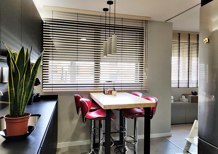 Venecianas de Madera a medida para uns cocina abierta al salón hechas a medida por Cortinas Madegar para un piso de lujo en Sant Cugat del Valles