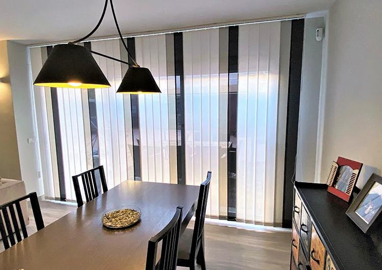 Cortinas verticales rectas en un ventanal grande de un comedor actual con mucha luz
