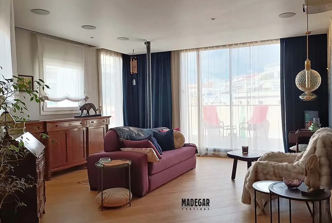 Cortinas a medida para un salón con mucho estilo, tipo vintage, compuesto por un estor paquetto en la ventana pequeña y dobles cortinas en el gran ventanal de salida a la terraza en un piso de Sant Gervasi en Barcelona
