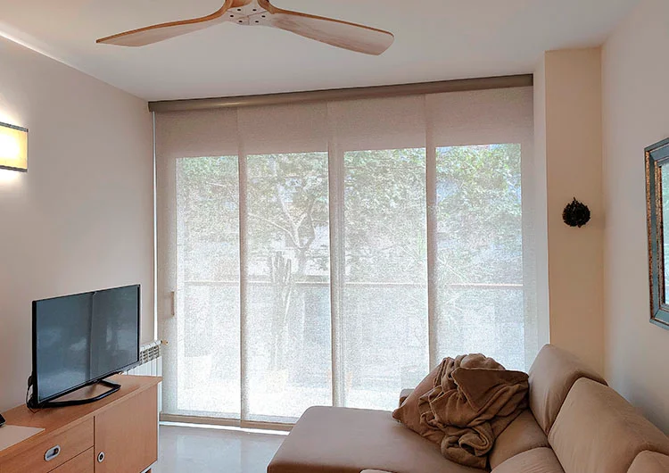 Panel Japones de screen a medida en un comedor moderno en tonos naturales, instalado por Cortinas Madegar