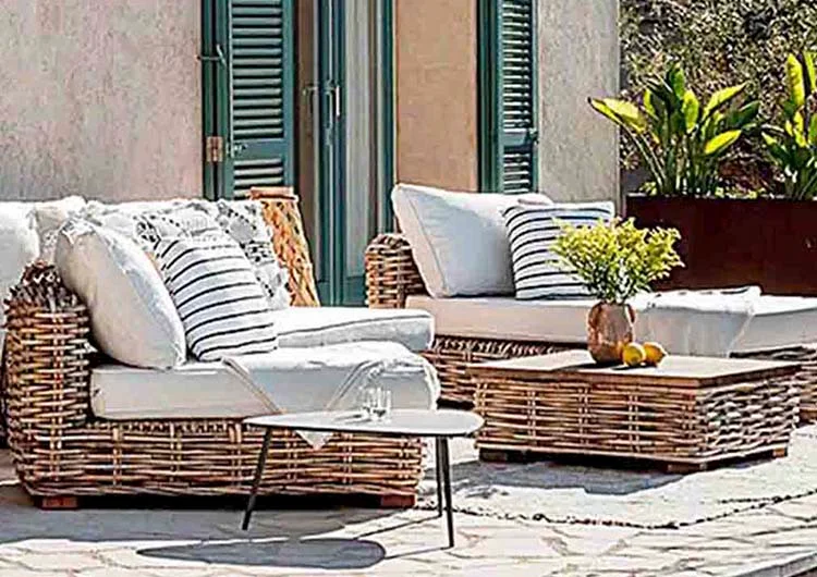 Fundas de sofa a medida de Cortinas Madegar para una terraza de estilo mediterraneo con cojines el telas coordinadas para exterior 