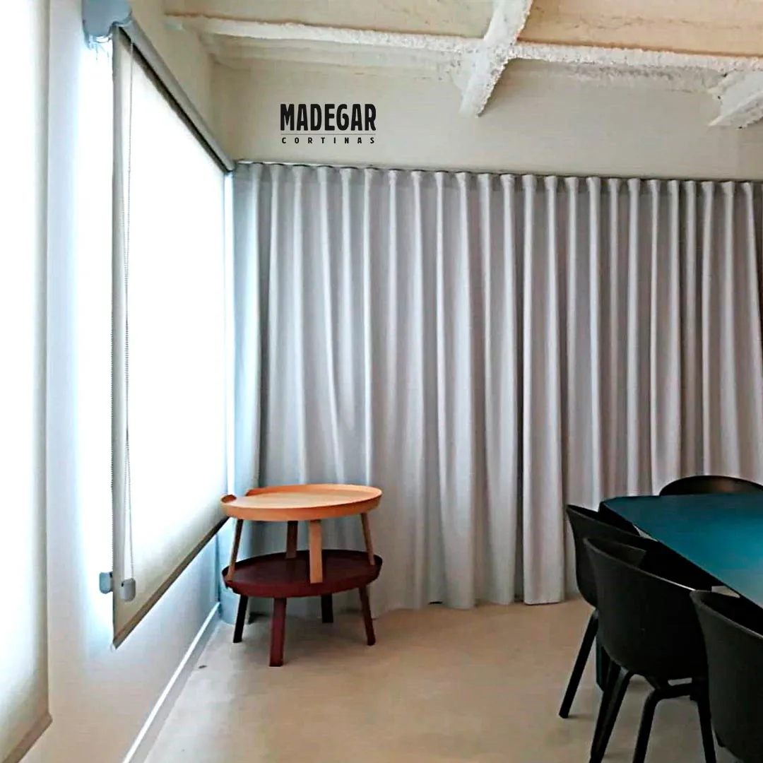 Estor de screen a medida y cortinas acústicas en color gris confeccionadas a medida por Madegar al estilo de Onda Perfecta en una ofician del Poblenou de BArcelona