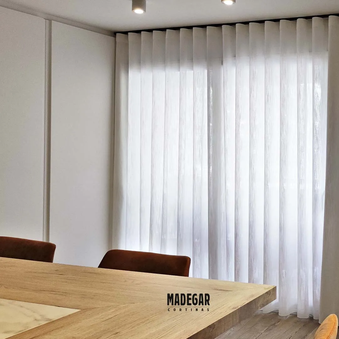Cortina de onda perfecta en lino natural para un comedor de estilo nórdico instaladas por Cortinas Madegar