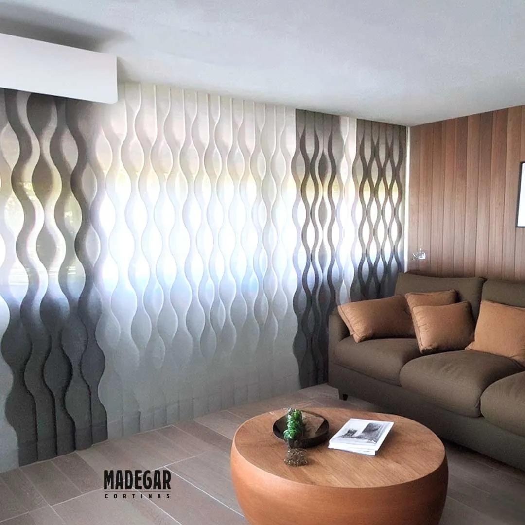Cortinas Verticales con formas en un salón de diseño hechas a medida e instaladas por Madegar en un piso del Eixample de Barceloma