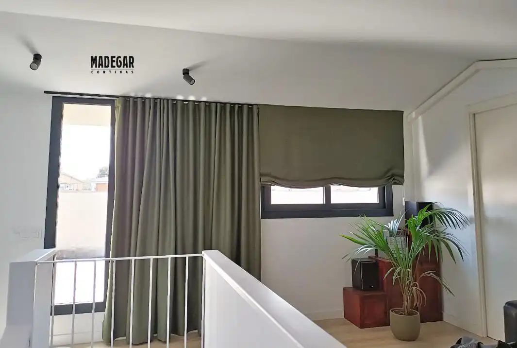 Cortinas opacas en Blackout textil instaladas en una casa de Alella por cortinas madegar
