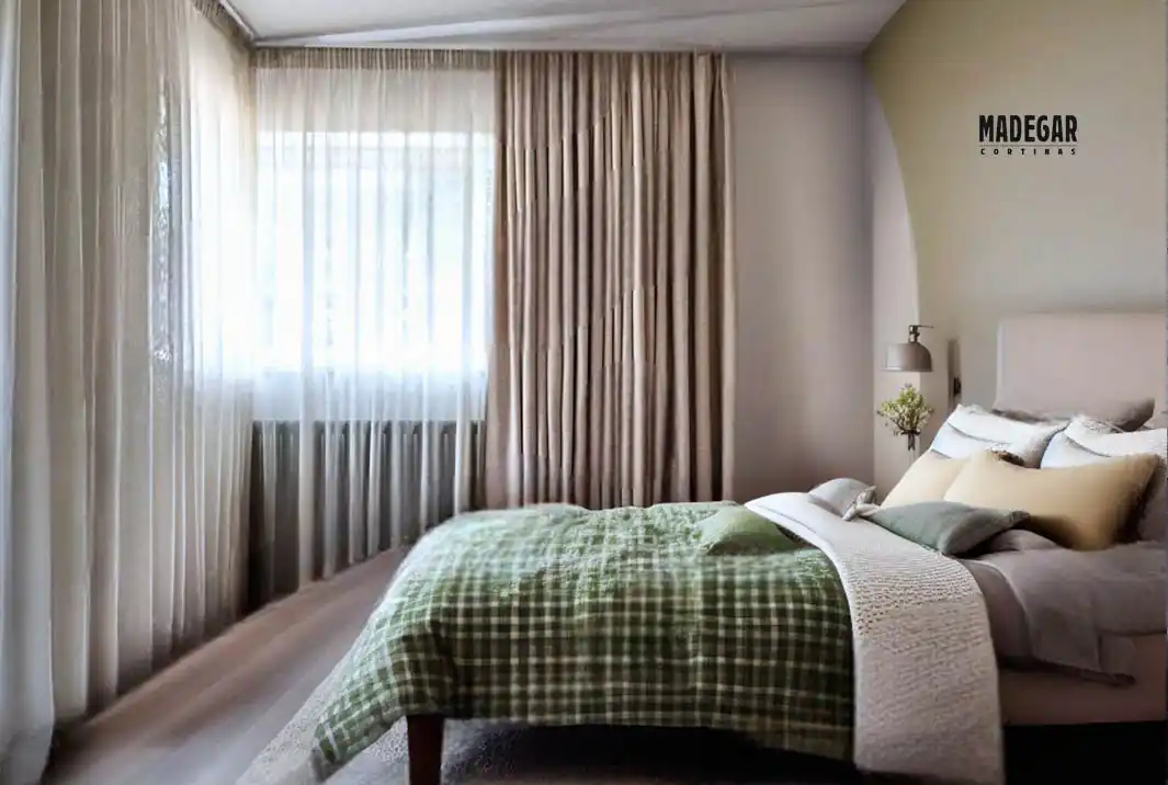 Cortinas dobles compuestas por visillo transparentes y cortinas opacas en un hotel del Eixample de Barcelona instaladas por Cortinas Madegar