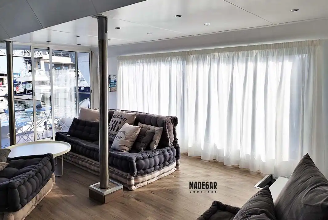 Cortinas fruncidas de lino en un barco rehabilitado como vivienda en Barcelona