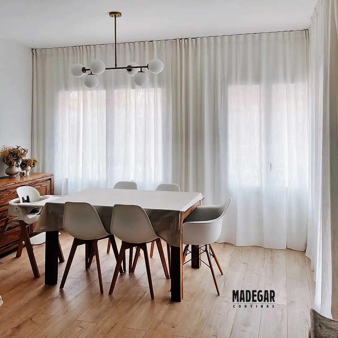 Cortinas modernas de estilo informal en un comedor de estilo natural en barcelona