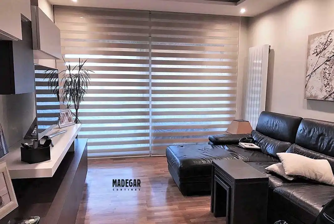Cortinas enrollables Noche y día en un salón de diseño moderno confeccionadas por Cortinas Madegar