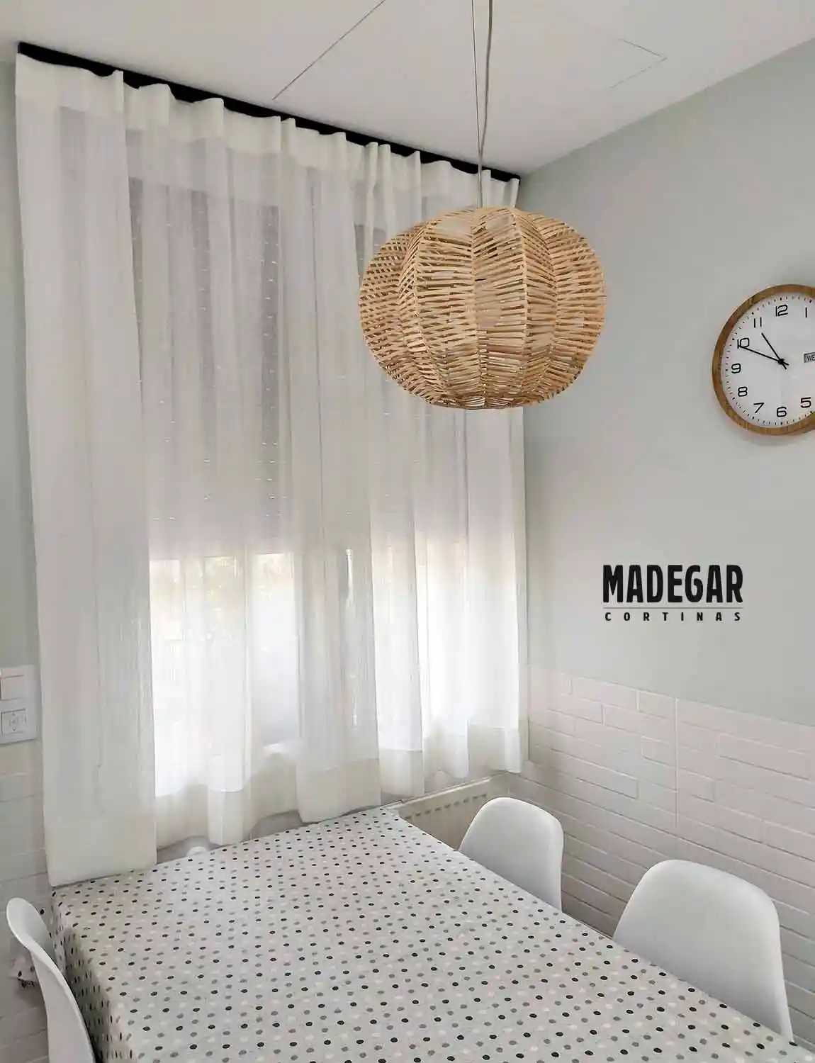 Cortinas informales en la ventana de una cocina funcional hechas a medida por Cortinas Madegar