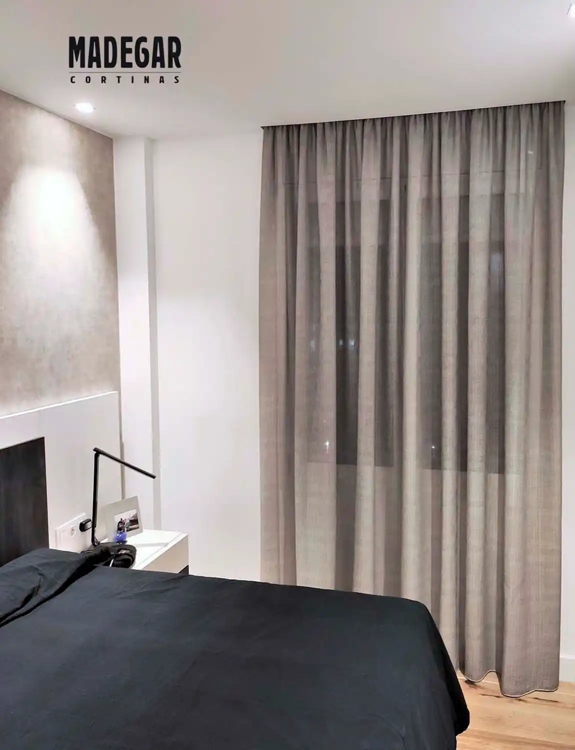 Cortinas fruncidas en un dormitorio de estilo actual hechas por Cortinas Madegar
