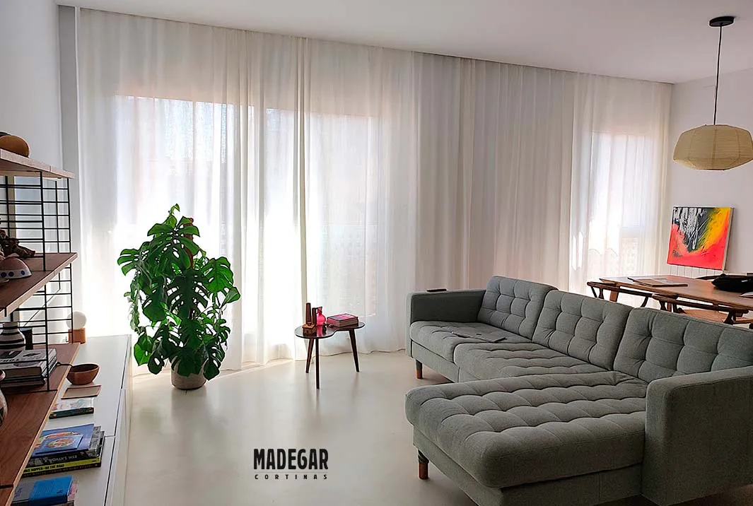 Cortinas de estilo moderno en lino blanco para un salón de estilo nórdico en Barcelona