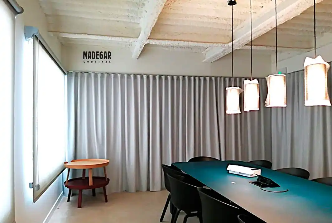 Cortinas para separar espacios y aislantes del sonido en unas oficinas de coworking de Barcelona