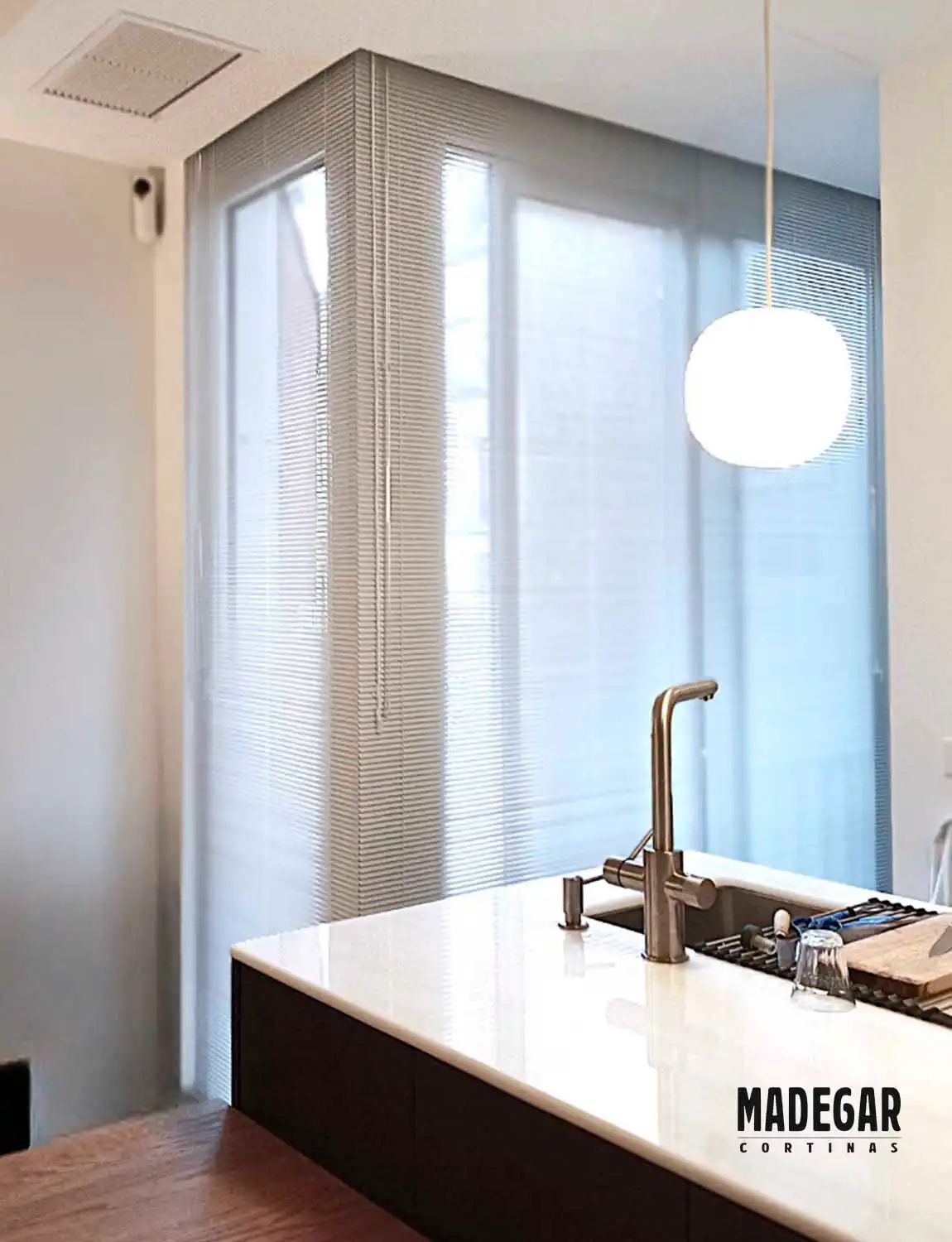 Cortinas venecianas de Aluminio blanco instaladas por Cortinas madegar en un loft del Eixample de Barcelona