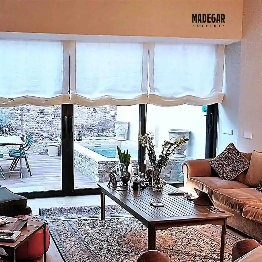 Estores de lino tipo paqueto en un salón elegante de una casa en Pedralbes