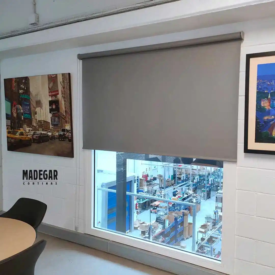 Estor Enrollable Blackout en la oficina de una Fábrica de Cornellá instaladas por Cortinas Madegar