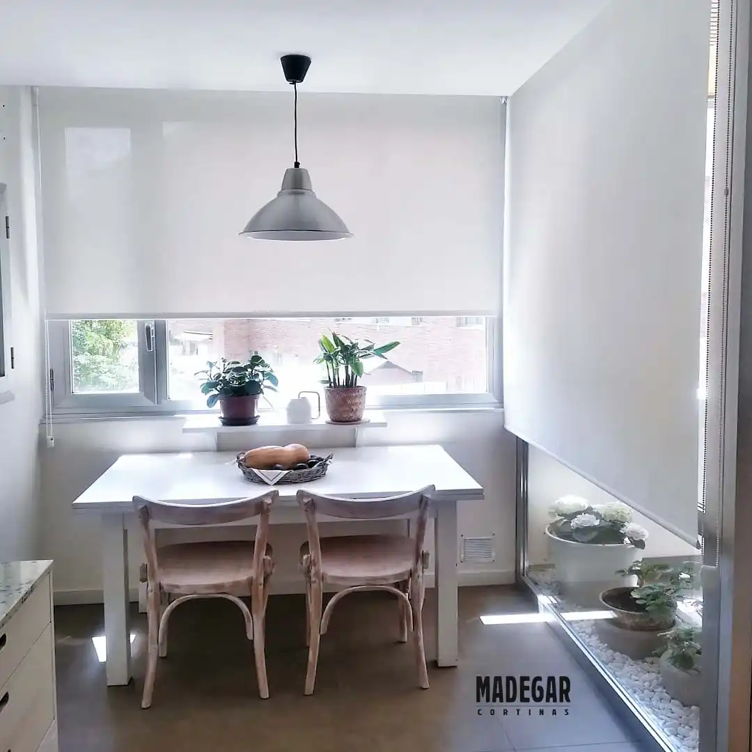 Estores de screen a medida para una cocina muy soleada del Poblenou de Barcelona