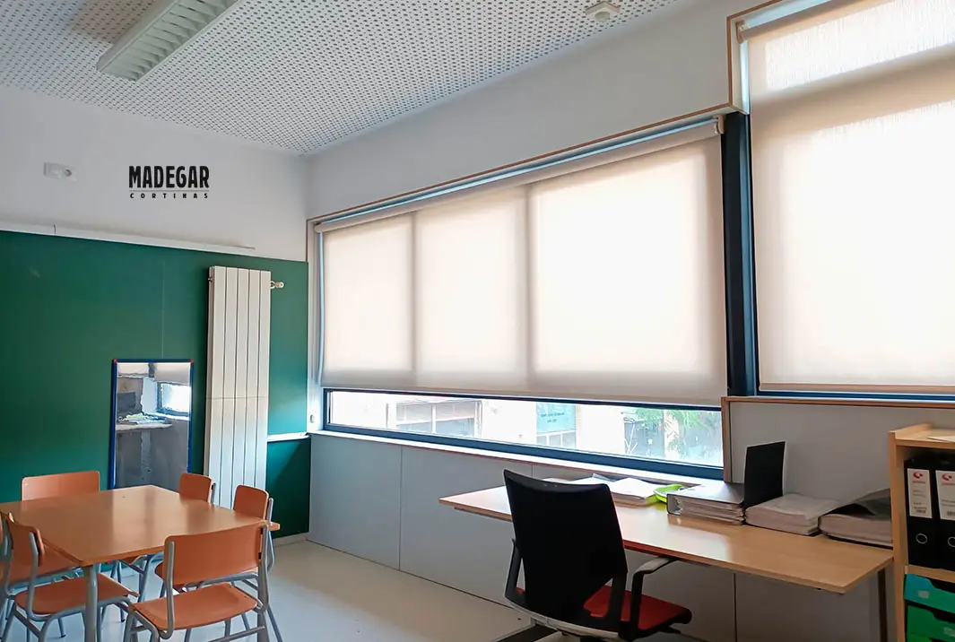 Estores de Screen a medida para colegios en Barcelona instaladas y confeccionadas por Cortinas Madegar