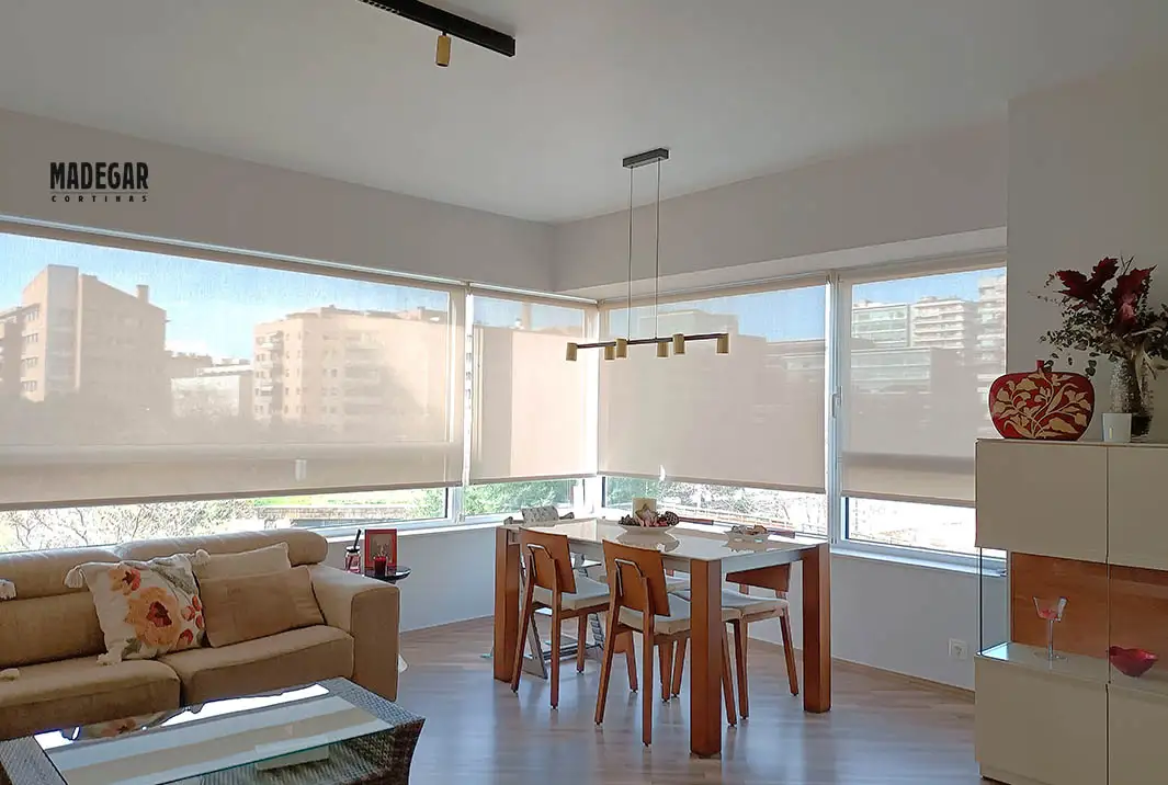 Estores de screen a medida en los grandes ventanales de un salón en Diagonal Mar