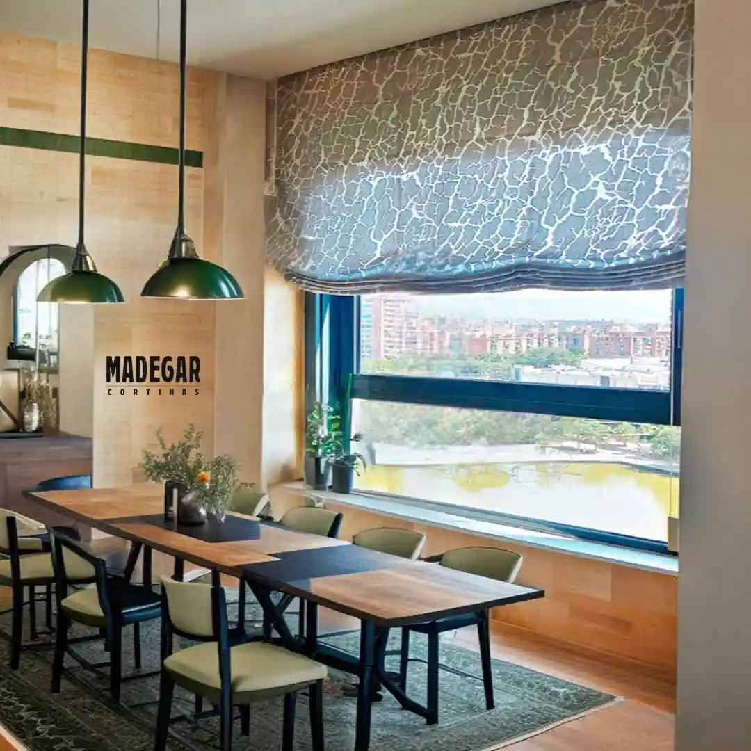 Estores a medida para comedor elegante en tela de deboré en gris, confección a medida de Cortinas Madegar
