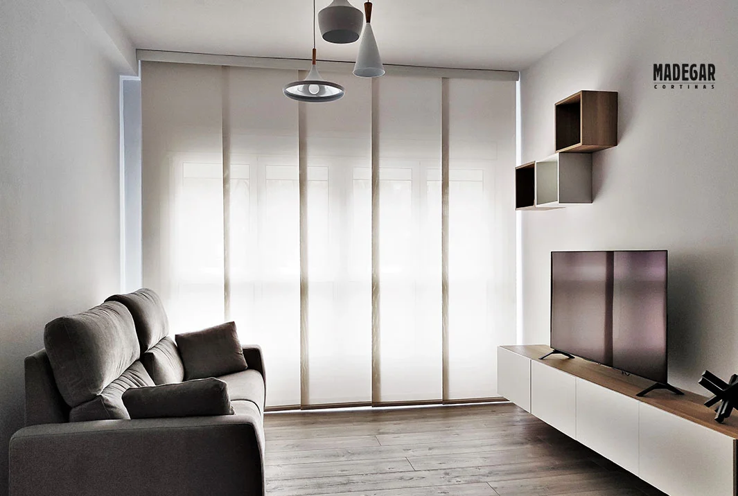 Panel japones de screen en un salón minimalista instalado y confeccionado a medida por Cortinas Madegar en Barcelona