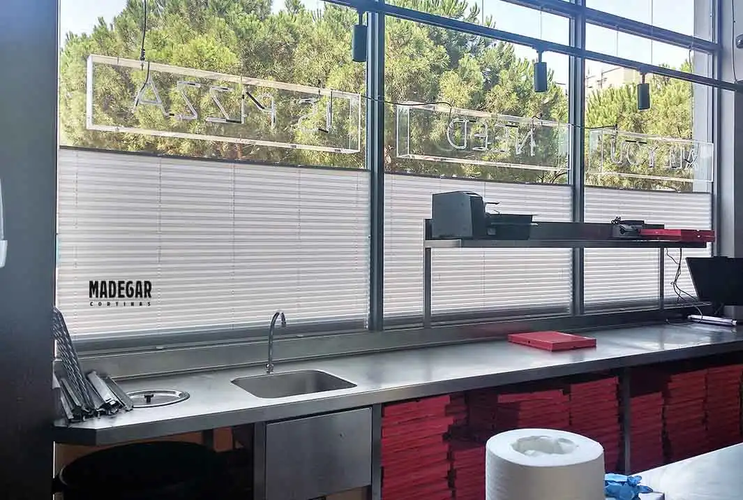 Cortinas a medida tipo plisadas en la cocina de un famoso restaurante de Barcelona