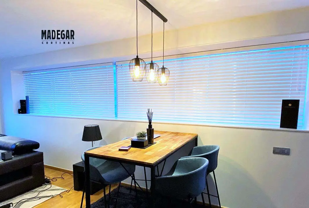 Cortinas venecianas a medida para los grandes ventanales de un piso en la Villa Olimpica de Barcelona