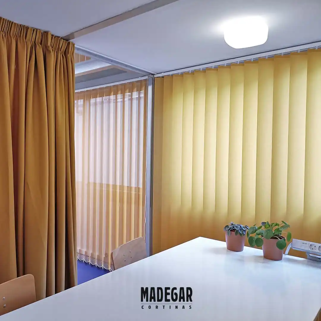 Cortinas acusrticas y cortinas verticales en una oficina de la zona de Gracia en Barcelona