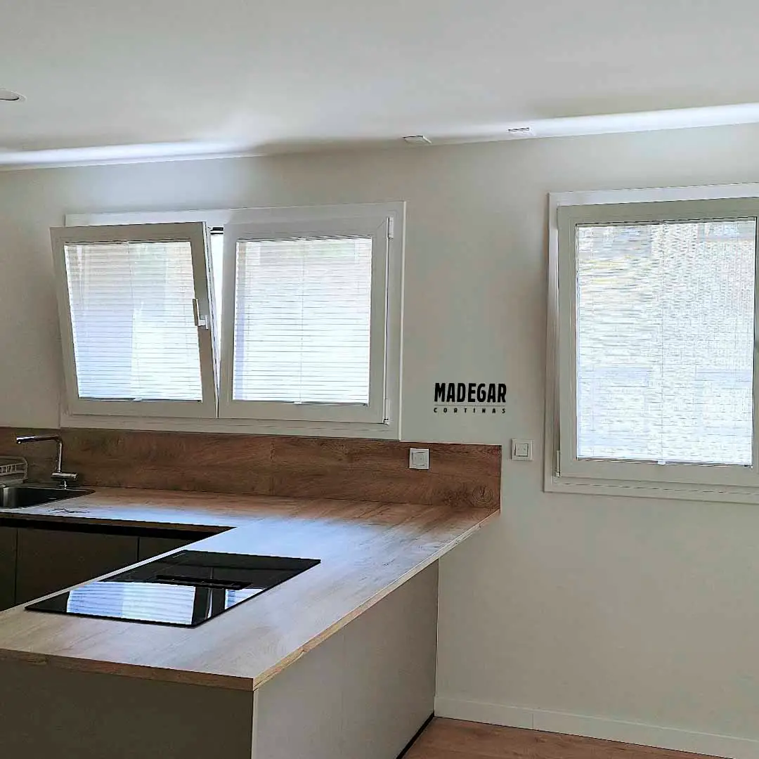 Cortinas plisadas a media para las ventanas oscilobatientes de una casa en La Cerdanya
