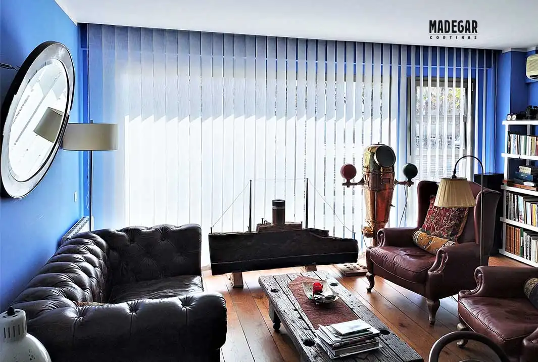 Cortinas verticales para graduar la visibilidad en un salón vintage de la Barceloneta