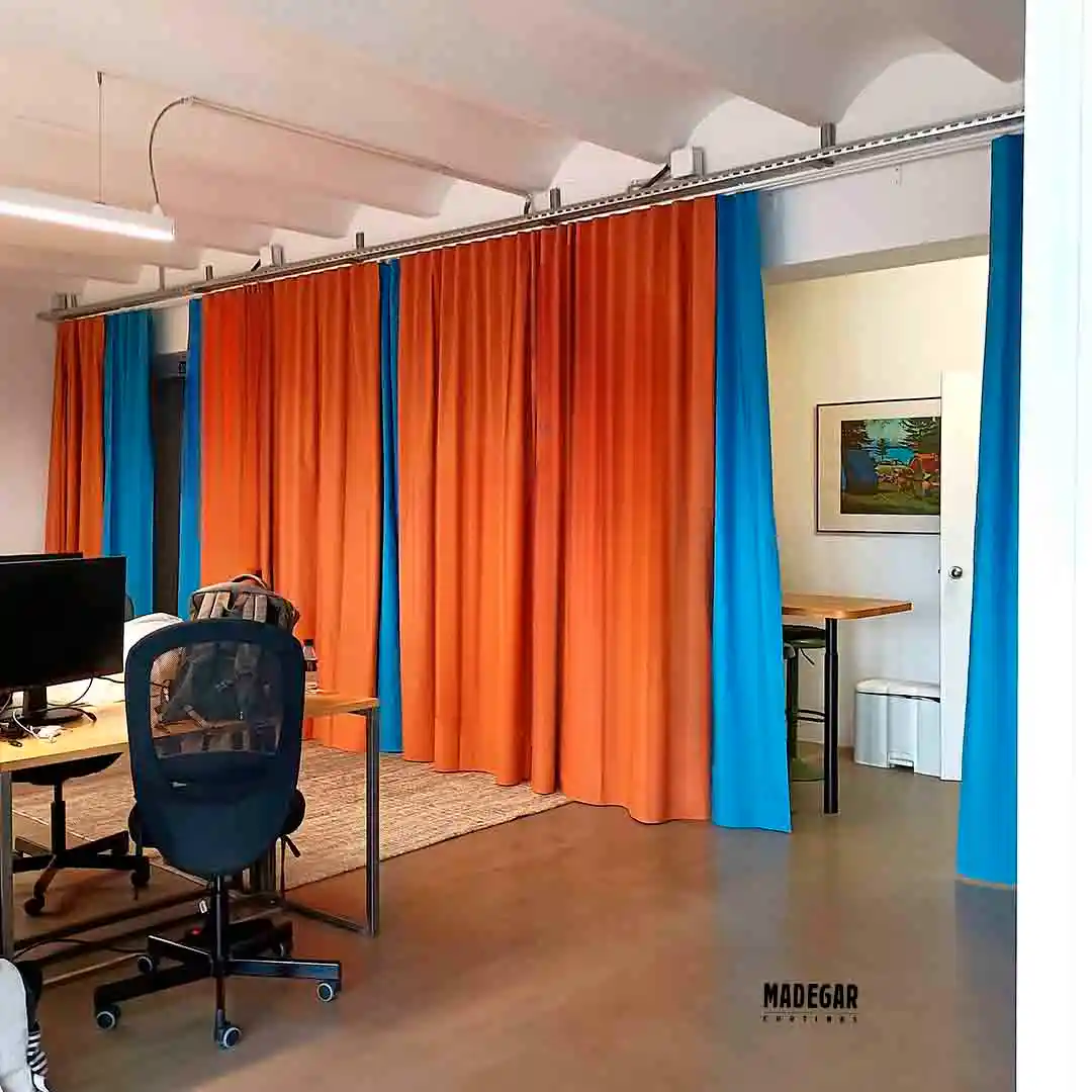 Cortinas Separadoras de Espacio a medida y en onda perfeca de dos colores, instalación especial de Cortinas Madegar