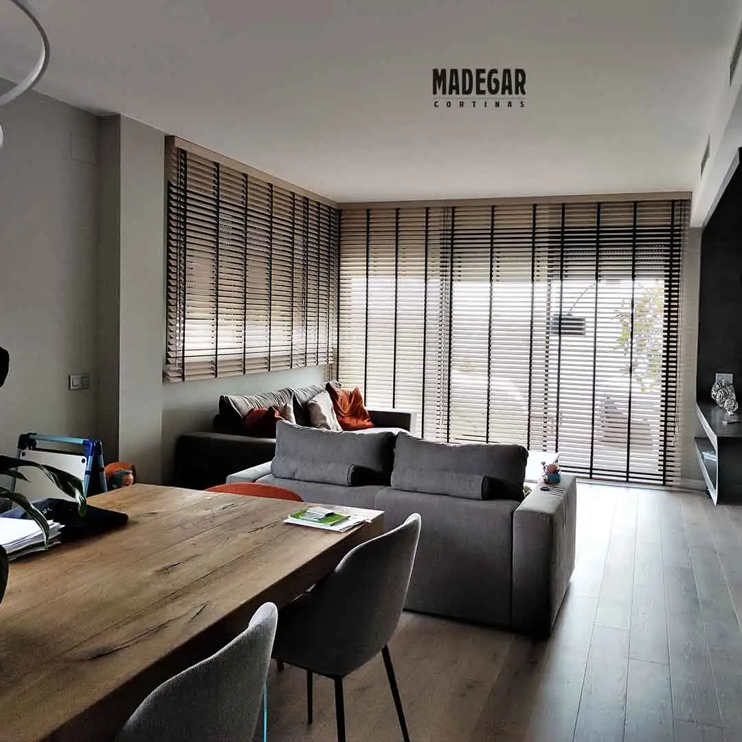 Cortinas venecianas de madera a medida para los grandes ventanales de un salón comedor de kujo en la Bonanova de Barcelona