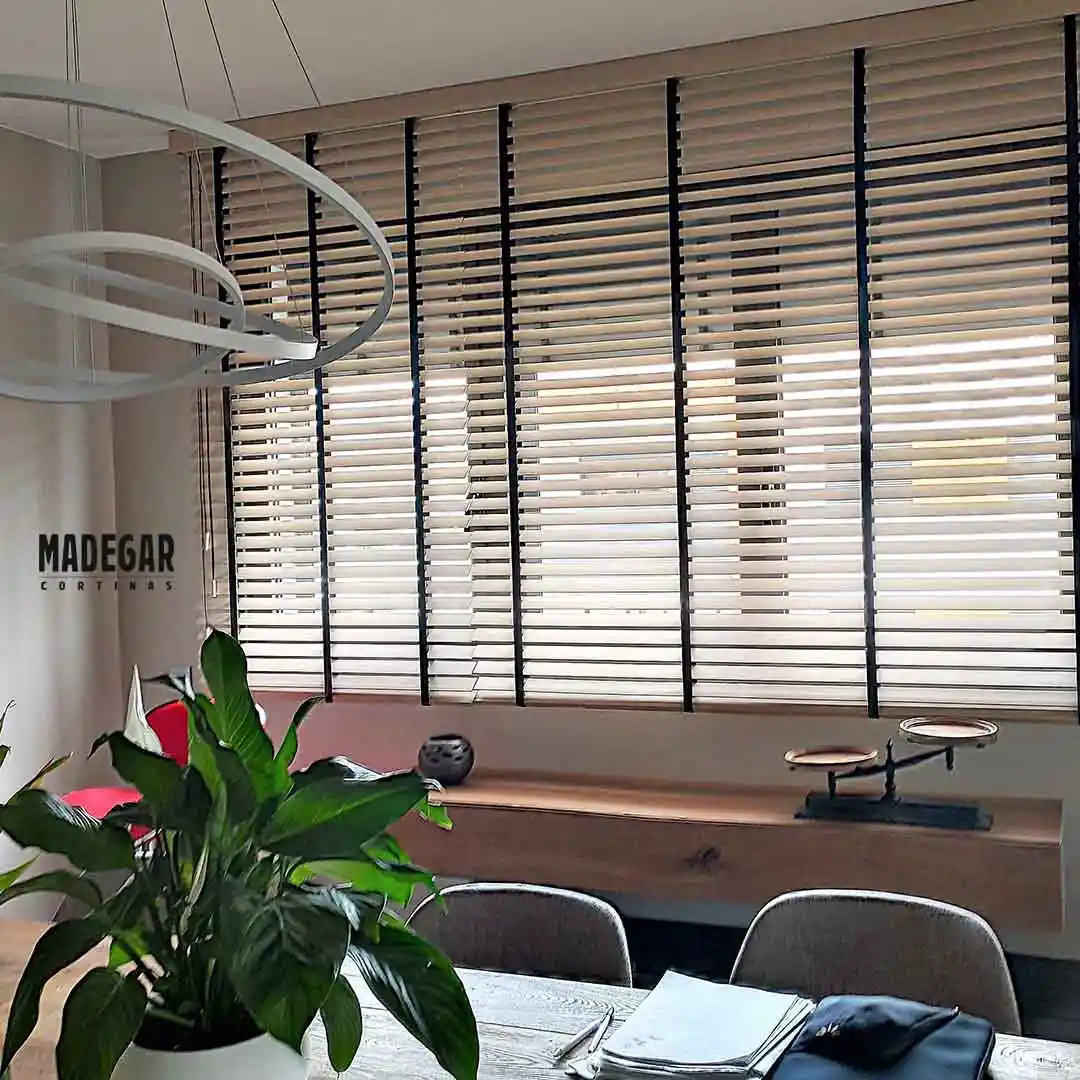 Cortinas venecianas de madera a medida en un comedor de un piso de alto standing en una casa de Sant Cugat instaladas por Cortinas Madegar