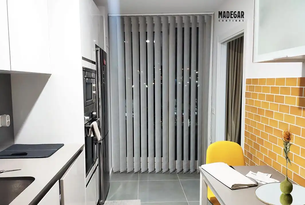 Cortina vertical de Screen en una cocina actual en el poblenou de Barcelona instalada por cortinas Madegar