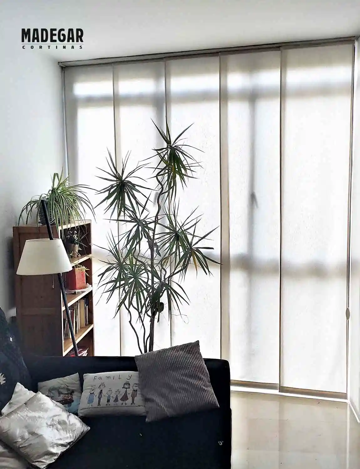 Panel Japones en loneta natural para un salón funcional en Barcelona