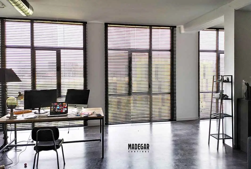 Cortinas venecianas de madera a medida instaladas por cortinas Madegaren un loft estilo industrial del poblenou de Barcelona