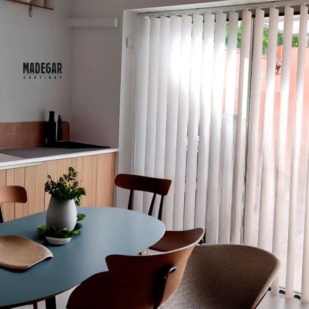 Cortinas Verticales a medida en un salón de estilo nórdico instaladas por Cortinas Madegar